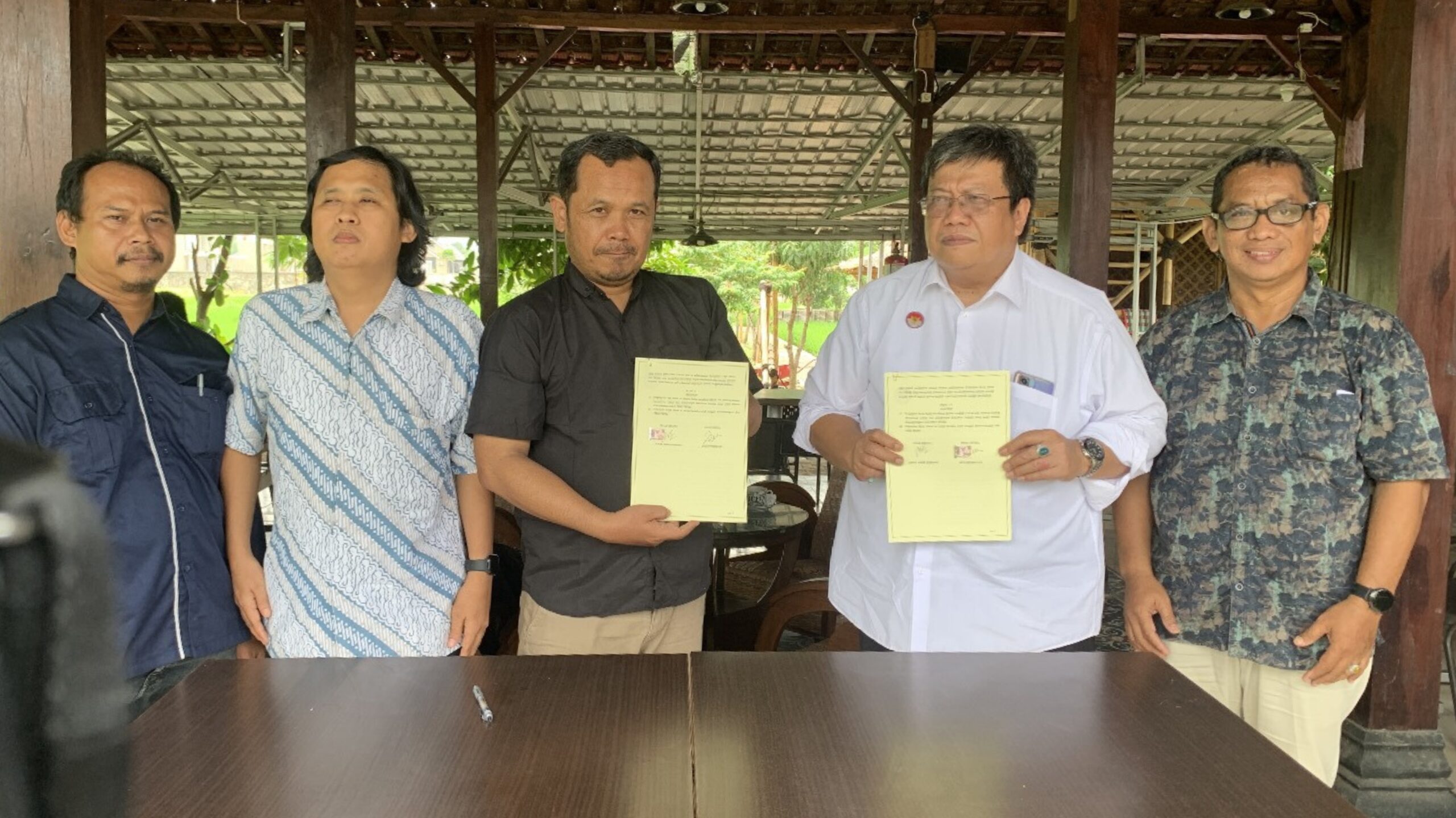 Dalam Foto: berdiri sejajar foto dari kiri: Abdul Mujib (FKDC), M. Joni Yulianto (SIGAB Indonesia), Muh. Syamsudin (Ketua TI 6), Jona (KND), dan Rohmanu Solikin (PM Program SOLIDER-INKLUSI)